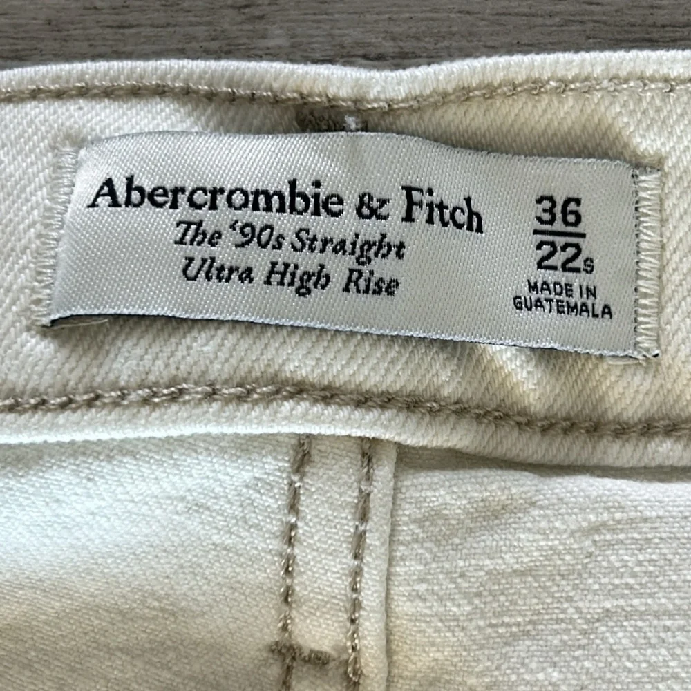 Abercrombie & Fitch The 90s straight ultra high rise in cream size 22